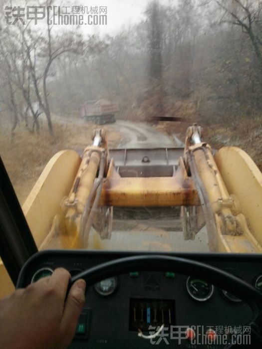 現在開的臨工ZL50F雙臂車