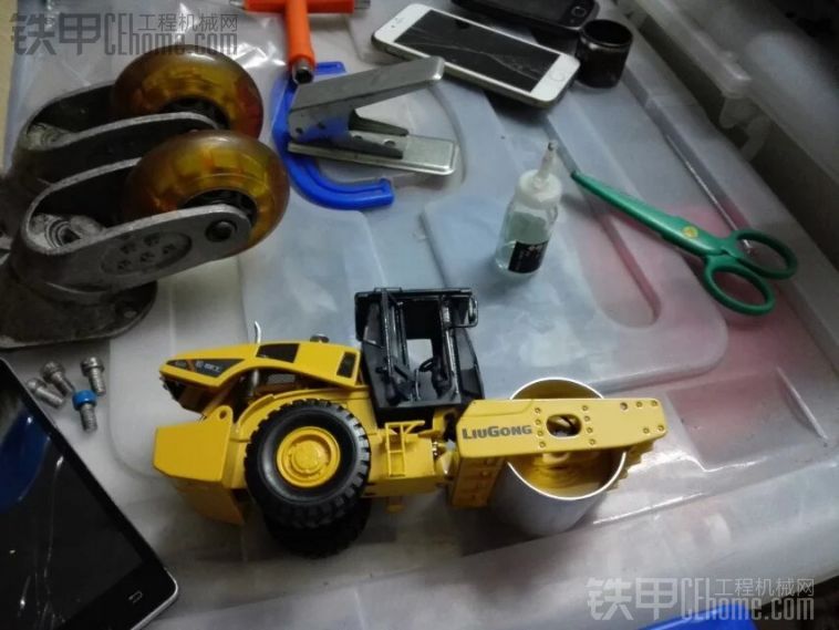 出售一個(gè)柳工模型1：35的壓路機(jī)