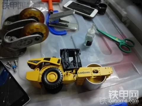 出售一個柳工模型1：35的壓路機