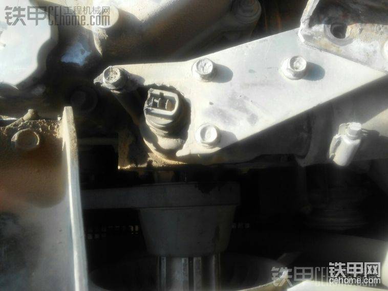 就在这盖板下面，5个12的螺丝，拆掉就行了，盖板那里装过温控开关，给破相了，

