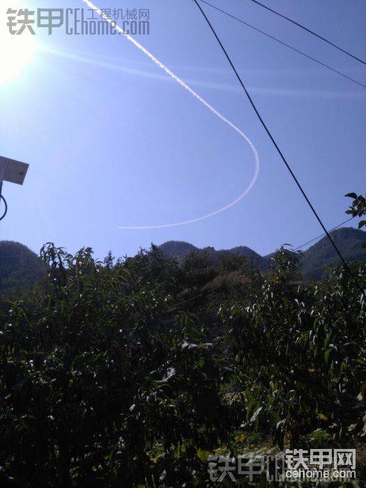 飛機(jī)的尾氣，也是一道靚麗的風(fēng)景
