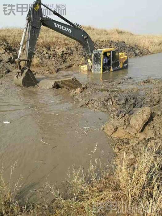 挖機進水了。。。