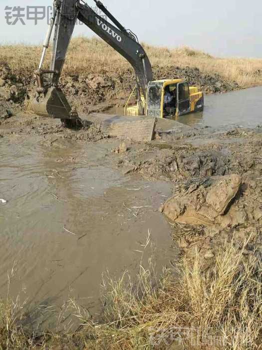 挖機進水了。。。