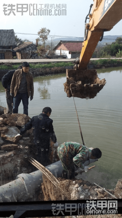 這是在我們陜西漢中這邊的一個(gè)大櫻桃基地給修路挖溝埋水管呢。
