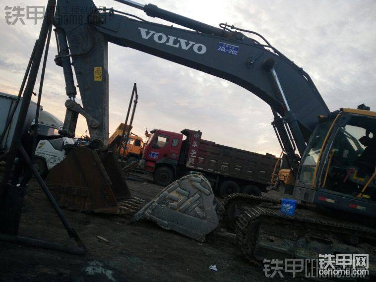 原車(chē)斗干裂了換了個(gè)窄斗干活真不爽
