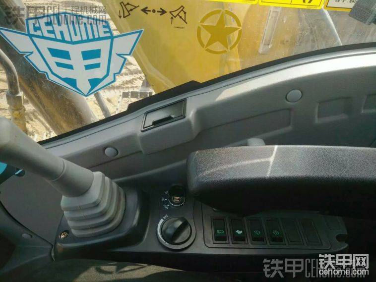 右手扶箱，油門和大燈等開關(guān)

