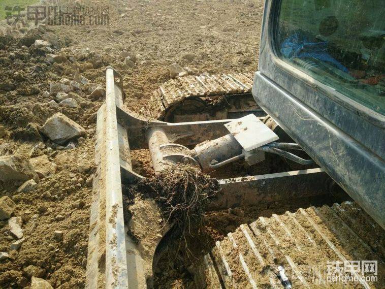 履帶板和推土鏟，推土鏟設(shè)計緊湊了，容易堆積泥土

