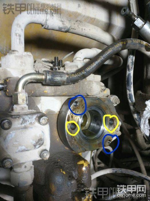 蓝色圈的2颗螺丝固定风扇泵，黄色圈的2个洞洞里是2颗内六角螺丝，用来固定这个加工的连接法兰器
