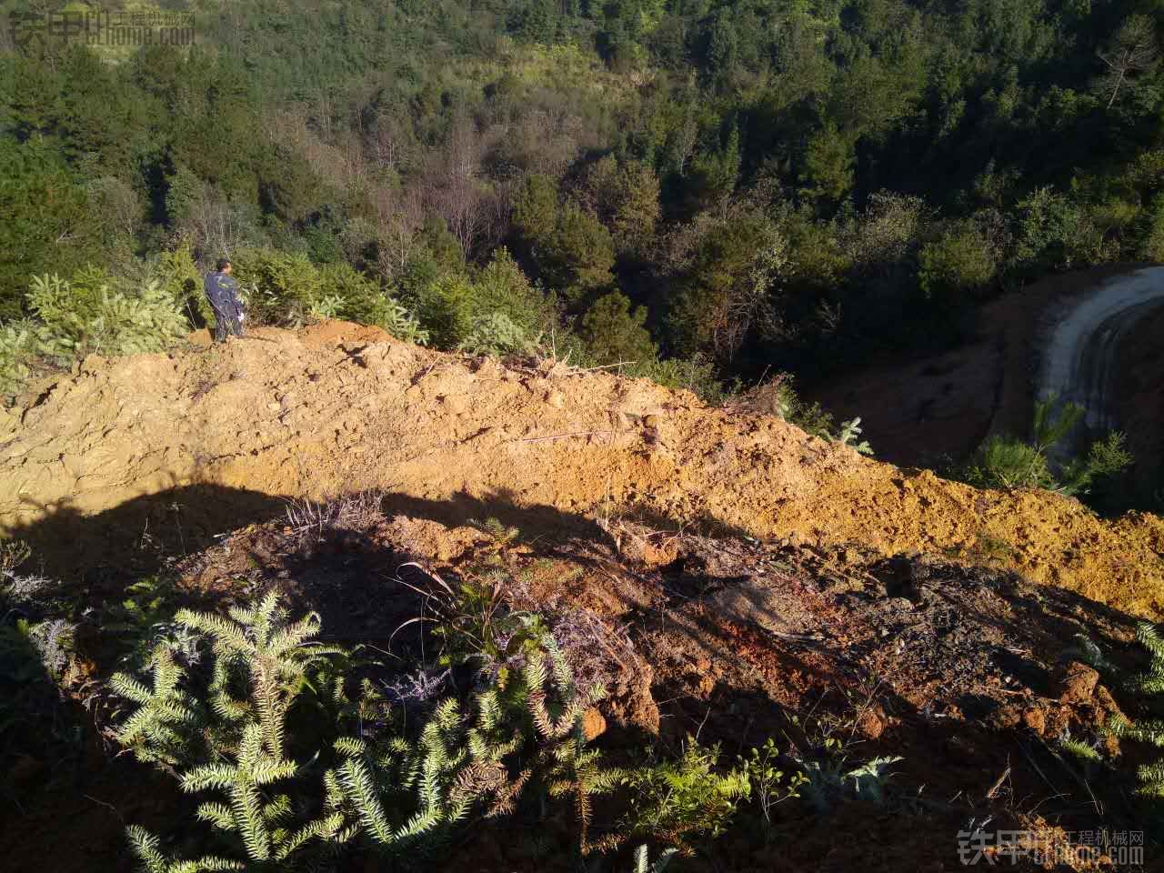 自己有3000畝山地開挖條帶，用什么機(jī)型好