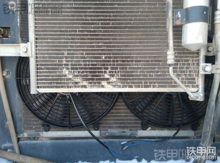 安在這就是都吹液壓油散熱器的，不知道是光吹液壓油好呢，還是在往上點(diǎn)吹吹水箱，甲友們給個建議
