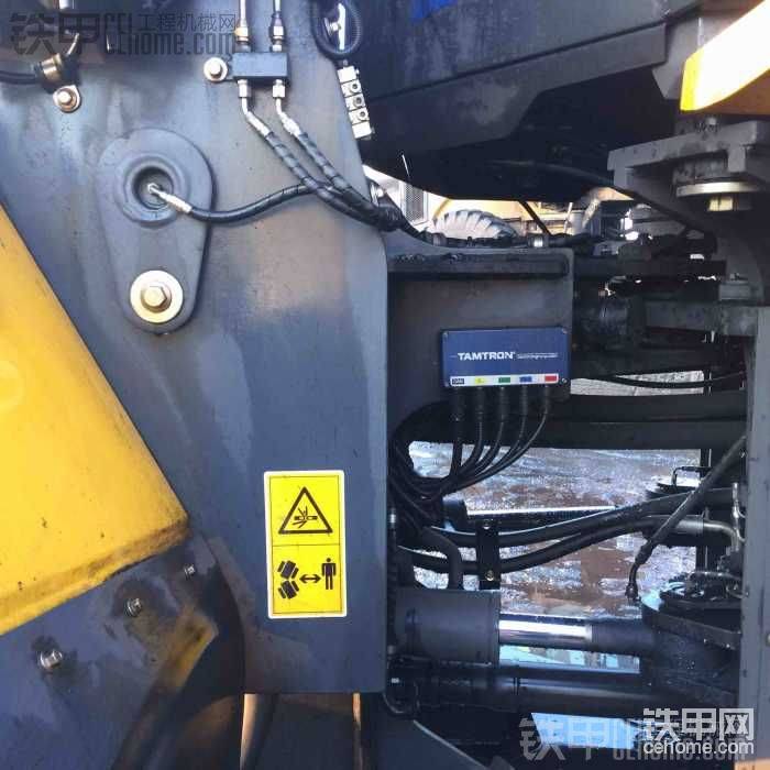 絞接左側(cè)部分電路及黃油管路布置