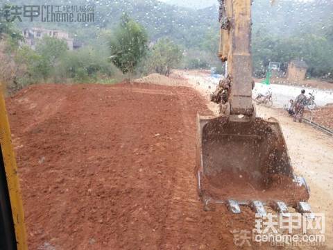 以水泥路面为水平标高，水泥面外面要低点为了排水
