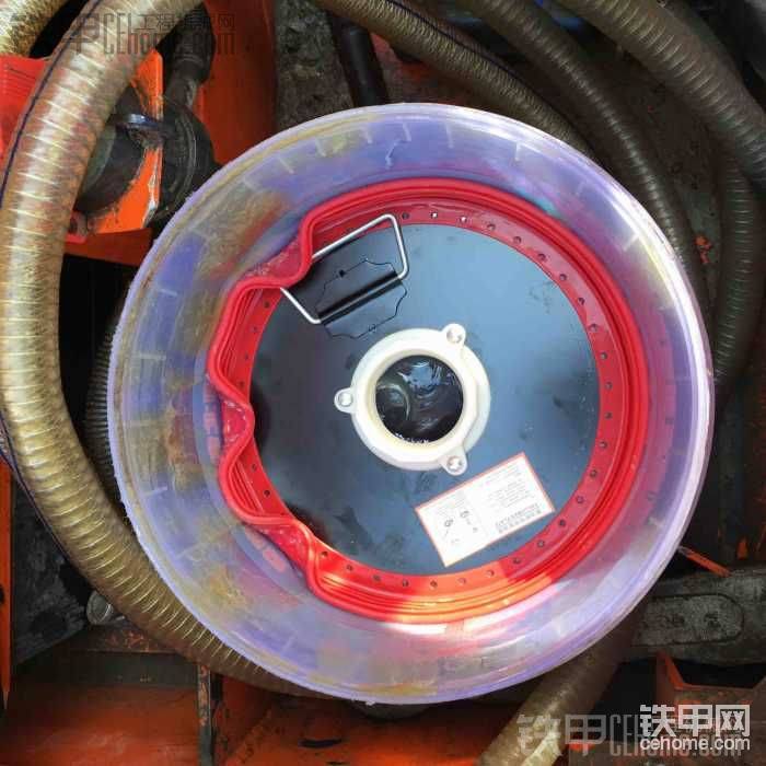 可以發(fā)現(xiàn)放下去會卷邊造成刮油不干凈，這種設(shè)計弊端就是如此，黃油桶大小不同，適用范圍單一，網(wǎng)上差不多都是這種尺寸，還有一種平的吸油盤漏油更厲害