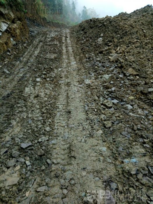 下雨天泥土路干活