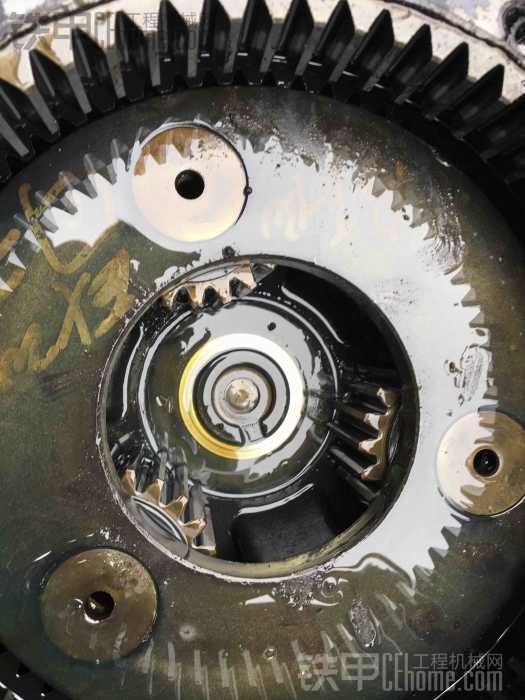 日立ex200-5换旋转马达齿轮及齿轮油油封