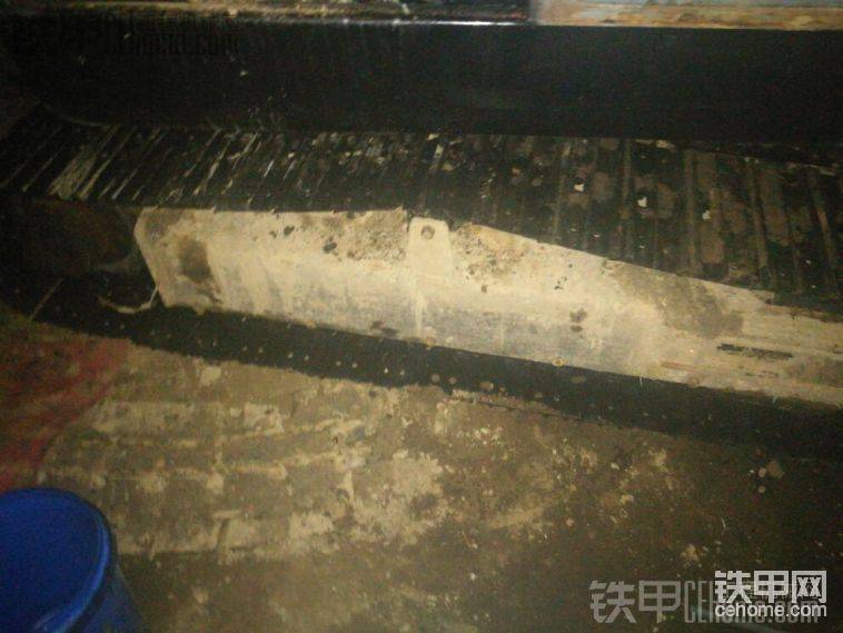 鏈條不大好順便買了個全套，輪子引導(dǎo)輪全換了。順便說一句泉州的楊總多謝你的配件支持<img class="smiley" src="/img/smiley/default/hug.gif"><img class="smiley" src="/img/smiley/default/hug.gif"><img class="smiley" src="/img/smiley/default/hug.gif"><img class="smiley" src="/img/smiley/default/handshake.gif"><img class="smiley" src="/img/smiley/default/handshake.gif"><img class="smiley" src="/img/smiley/default/handshake.gif"><img class="smiley" src="/img/smiley/default/handshake.gif">
