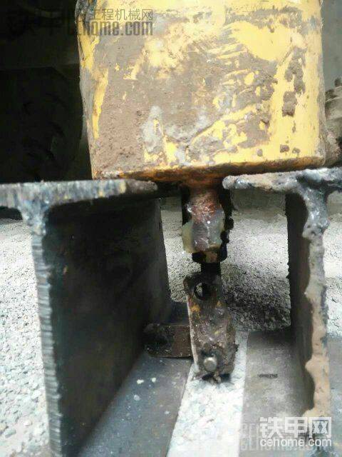 工地现场找了2节废弃的工字钢，垫在气缸底部的平面
