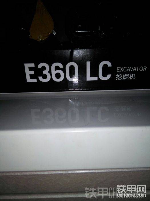 目前約翰迪爾在中國只有標準絕不會挖掘機！但是這臺模型是履帶加長版本
