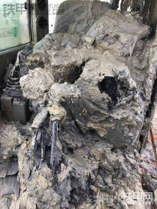 駕駛室全是泥巴