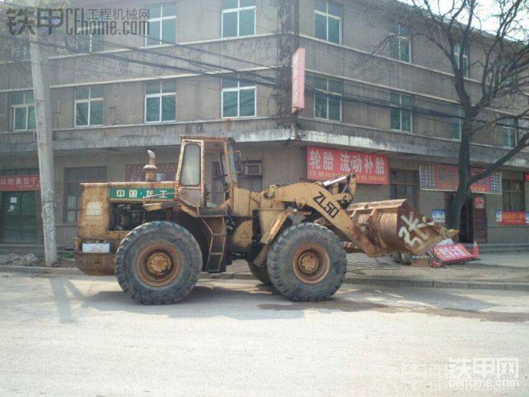 這是去外面轉(zhuǎn)，路邊偶遇的龍工老款50機，呵呵，鏟車人懂得，路邊看到鏟車 就想多看兩眼 ...