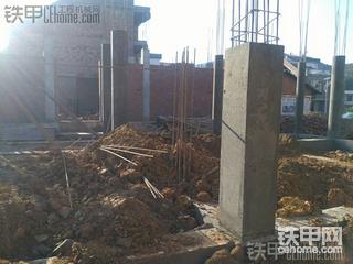 小挖掘機(jī)不好搞啊，干活空間太小了