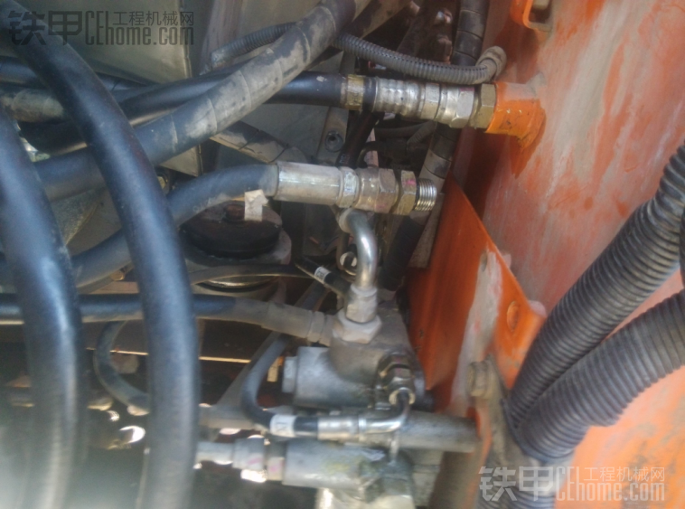 日立70挖掘机液压油箱通液压泵的两根油管，
