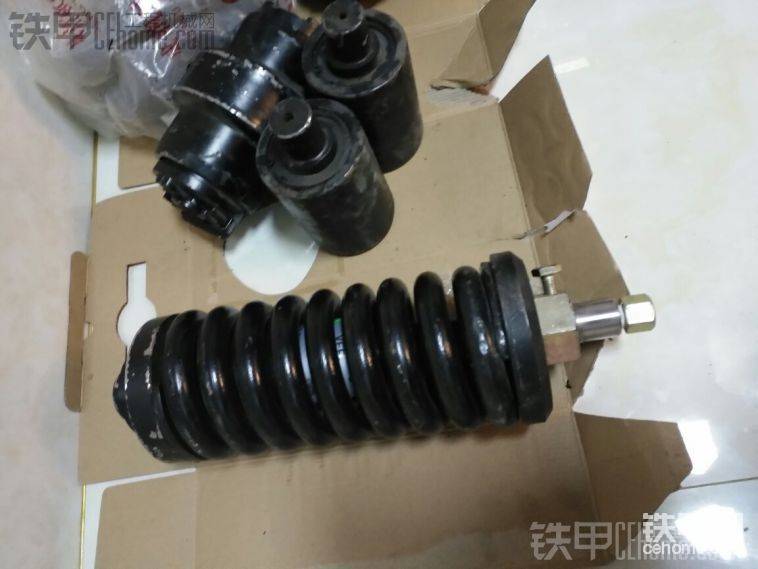 朋友們幫忙看下是不是這個(gè)樣子的油缸總成，我三年前買的好像跟這個(gè)不一樣
