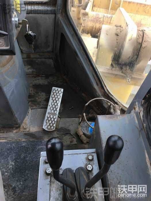 水温有点动静 赶紧就走 一脚油门下去 嘎嘣油门拉线的销子跑出来了 这种车没有液压总闸 ...