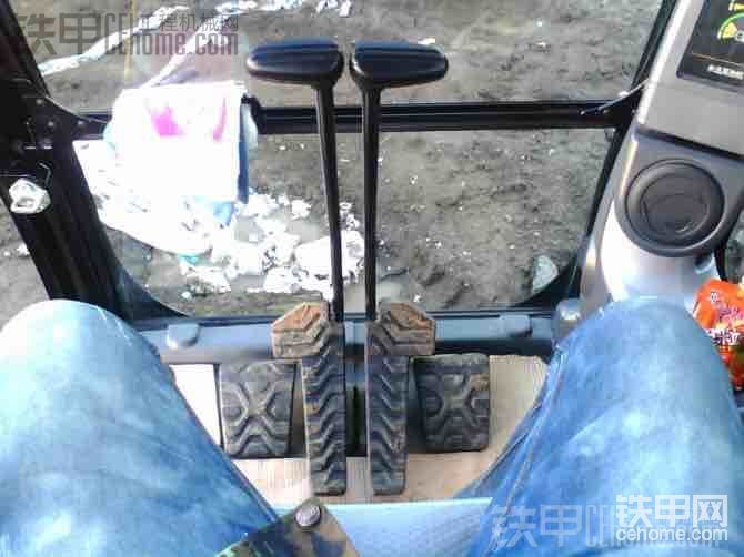 干凈的駕駛室，說句實話這個駕駛室是真舒服啊。哪里都是那么方便隨手