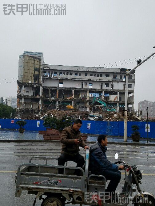 下雨天修路，拆楼！