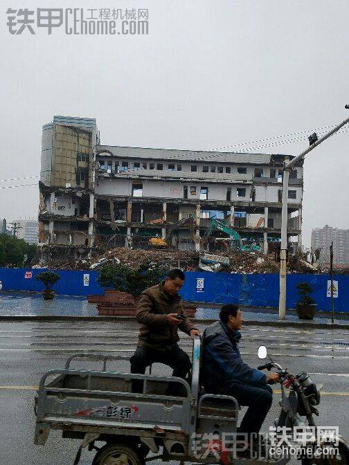 就剩這一半沒拆了，附近汽車站，大街什么的，所以加長臂，一層層拆，雖然慢了點(diǎn)
