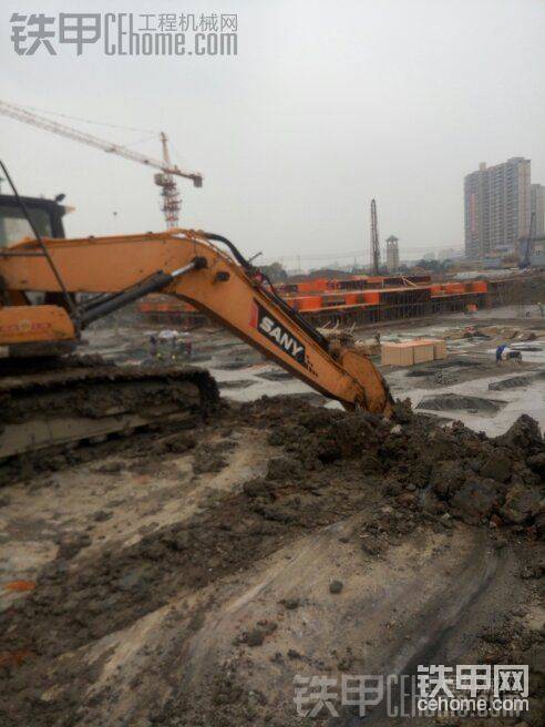 挖機(jī)擺好位置大臂趴低一點(diǎn)可以多放點(diǎn)油出來(lái)
