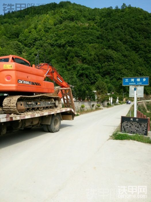 2，出去給人家包月，三米寬的拖車走在3米5的鄉(xiāng)村公路上，表示壓力很大??！
