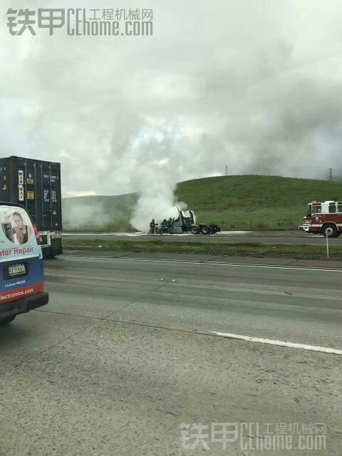 刚刚发生在美国加州高速公路上的！