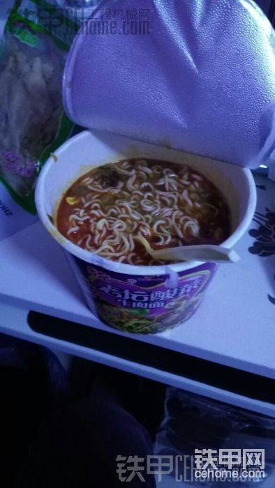 晚上回家沒飯吃了，泡方便面。。
