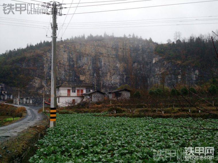 这个石场卡特在这里干了五千多个小时。能把一座山削成这样，可以说卡特的功劳是功不可 ...