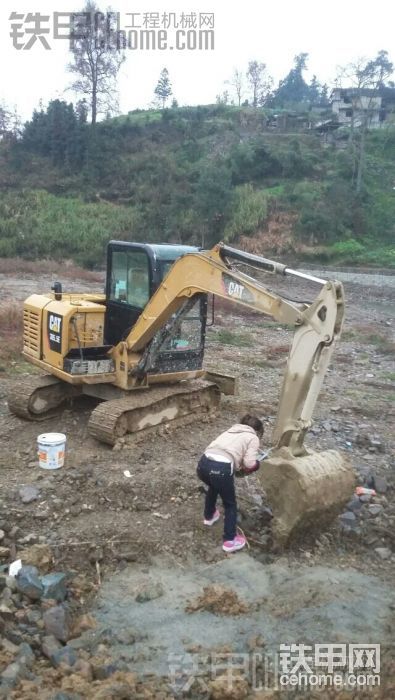 依然奮斗在滬昆高鐵貴州段長灘出口和報信山進(jìn)口的棉花坪大橋給樁機清淤泥中……小姨操 ...