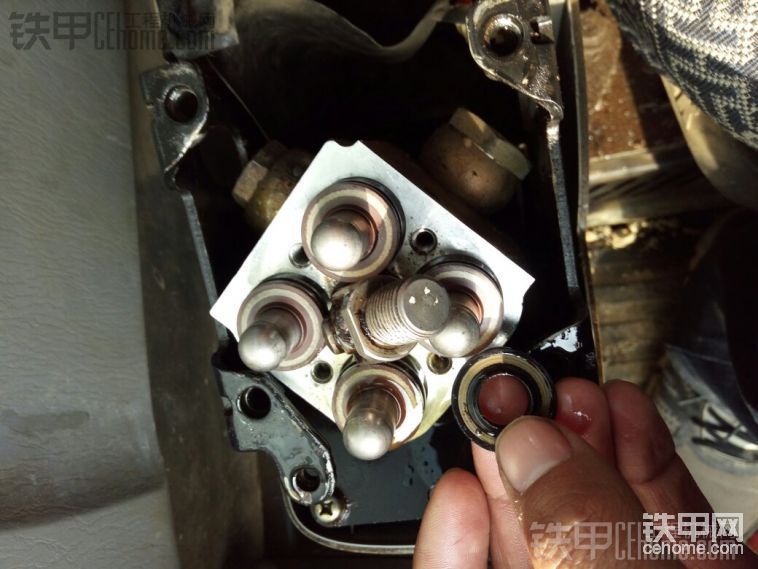 这一个是安装好的，手机拿的是那个用了一年多的仿原装油封。O型圈上带一点蓝色那种，大家应该都见过，这种油封比外面的水货NOK要强的多！

