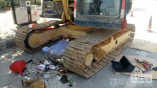 小松60杠七行走外盖漏油，谁换过？