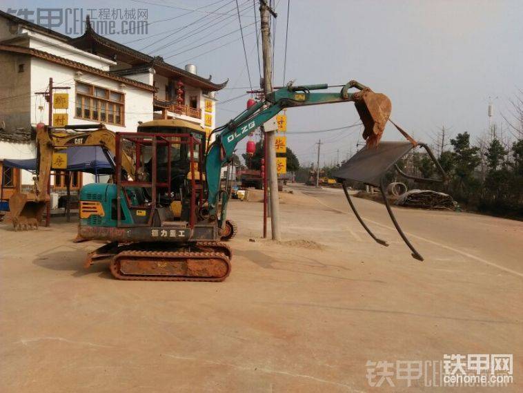 門框和門完美拼合，加上手工刷一次防銹油漆一共做了一天半，今年就做成這樣過年了，明年初繼續(xù)，還有固定玻璃的扁鐵沒裝，玻璃沒去買，以及最后的工序油漆沒做，估計(jì)還有兩三天就完成
