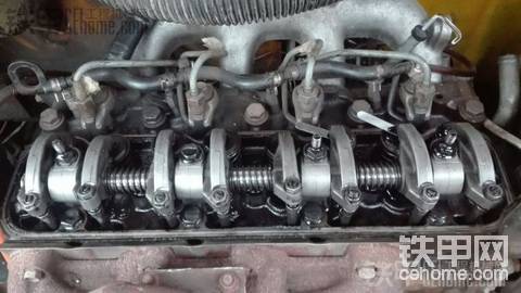 60挖機(jī)，調(diào)發(fā)動(dòng)機(jī)氣門間隙