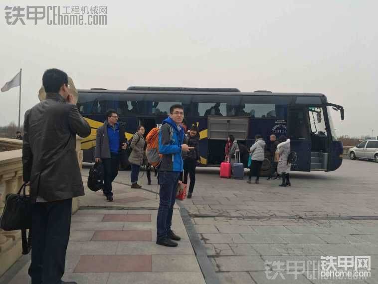 我們是最后一批達(dá)到的，隨手拍了一張就看到有同事沖著我看，這是故意要入境頭嗎？此人叫小波，面相雖然瘦點(diǎn)，但不是有句話嘛，一白遮百丑，先就讓他嘚瑟會，一會他又該說我黑了……
