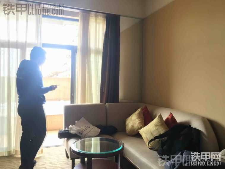 這次和我一起住的是“田大腳”先生，作為體重和身高橫豎都是180的人，晚上估計是要打呼嚕的，然而當(dāng)我要說你晚上要是打呼嚕我就XX你，他卻說不打呼嚕，哈哈。不過他說的是不是時候，得睡一覺才知道，悲催。