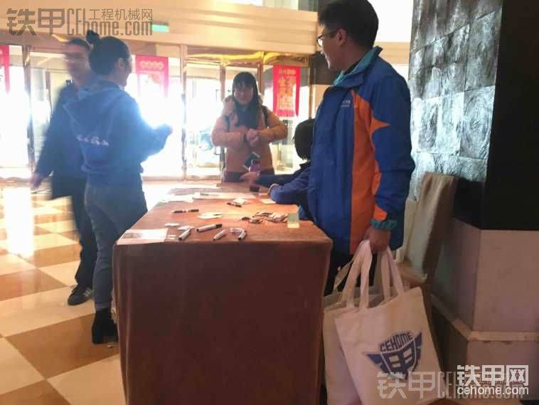 站在右邊的是本次活動的“場控”，一臉慈祥迎接我們的到來……