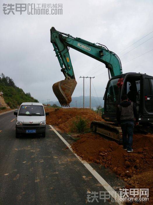 环湖路挂橡胶链板绿化施工
