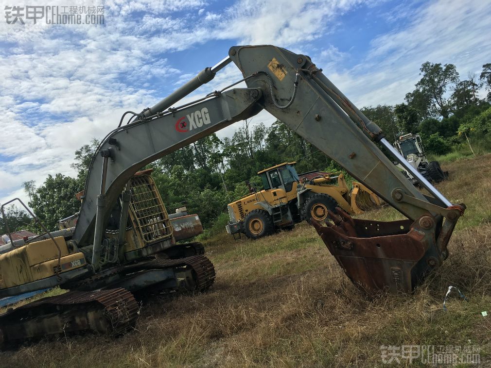 這樣冷門的兩個品牌現(xiàn)在已經(jīng)找不到了吧，古董挖掘機 ，報廢在外地