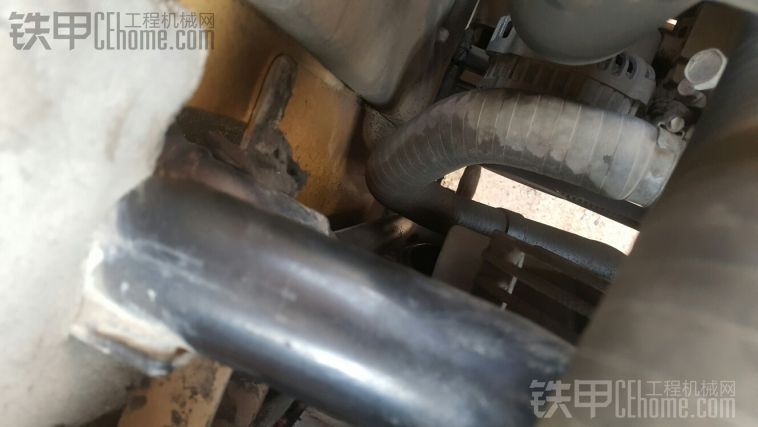 卡特挖机307D风扇周围漏油，求助解决！