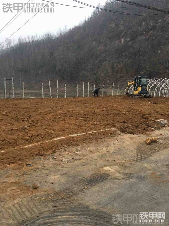 這是今天下午的活，平這么大點地花了倆半小時，原來是汽車倒的一堆一堆的，這是平完的樣子。難死我了，我爸指揮我干，我干一會他干，我下來照相。