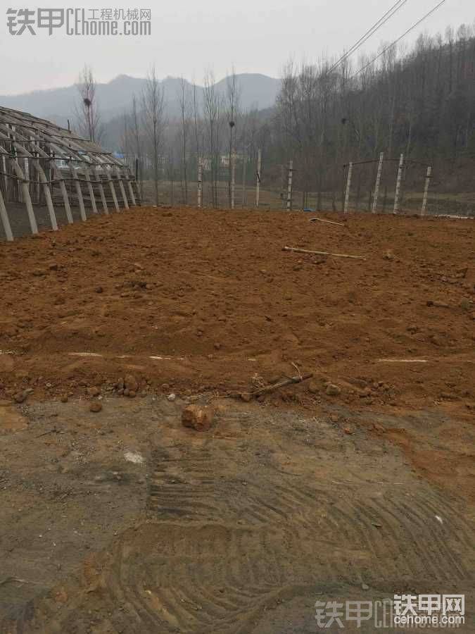 咋樣啊？甲友？在自己啊地里挖了三天，第一次出來干活好緊張！不過今天干這活全是在家門口干的，熟人，平地這東家是我爸同學，我爸弄的慢死了他也不說，哈哈！平了一下午給啦900，還行！