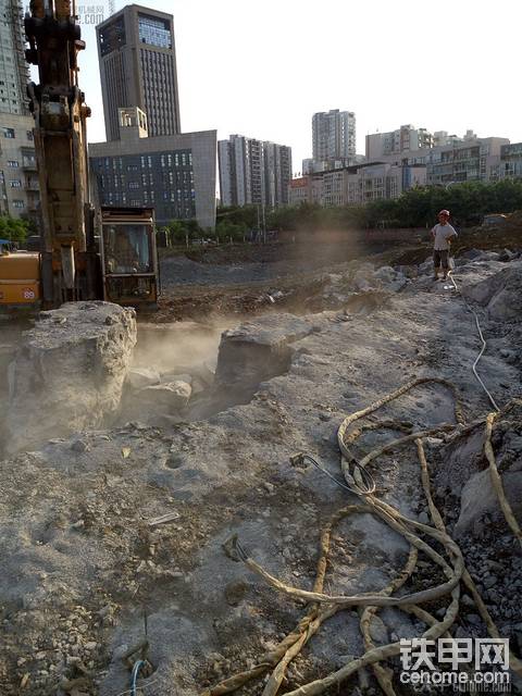 我在工地看油缸千斤顶在破石头，我拍了几张